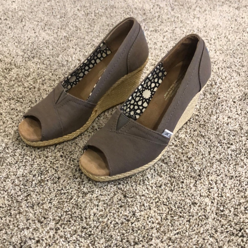 TOMS Women's Classic Wedge Sandal Tan W8 Shoes 380113